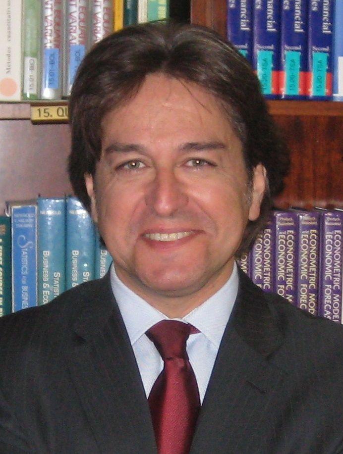 Economista. Llicenciat en Ciències Econòmiques i Empresarials. Titulat per la IHK Universitat de Frankfurt en Corporate Finance (Mergers and Acquisitions). MBA per IESE. Experiència internacional en entorn Multinacional. Directiu.