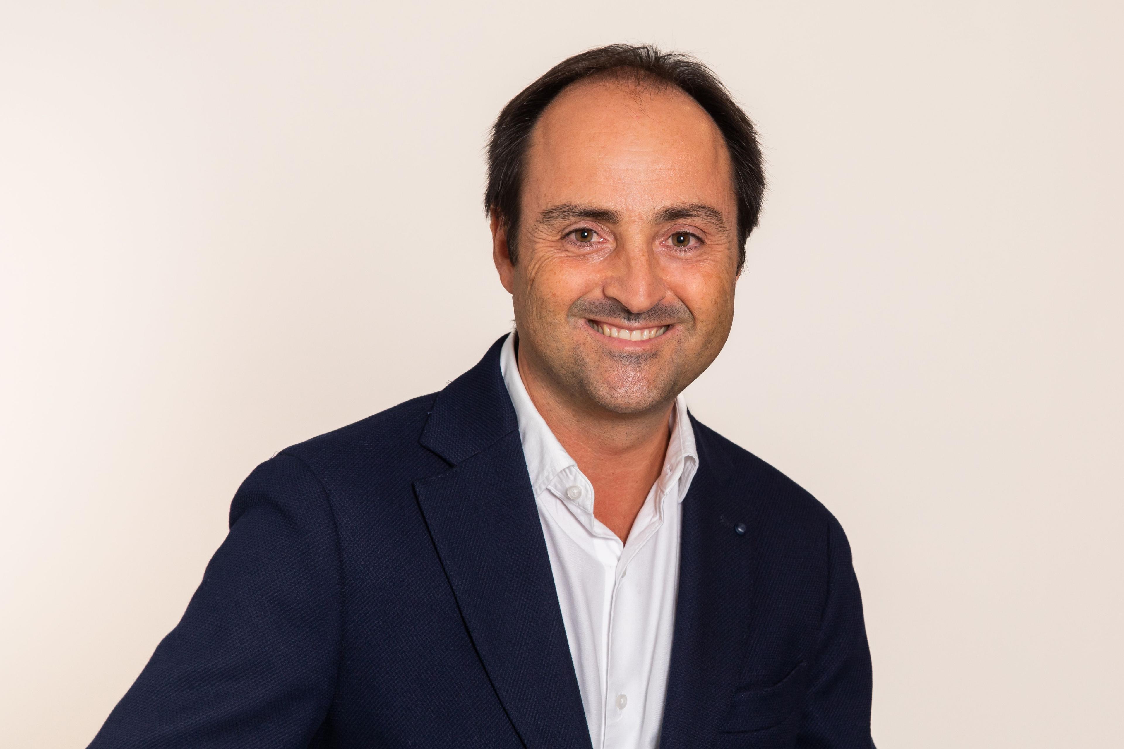 Arquitecte tècnic i Enginyer d'edificació col·legiat. Màster Project Manager. Postgraus en Facility Management, Property Management i Anàlisi de Viabilitat. Head of Technical Department CBRE. Property Management.