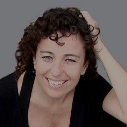 Arquitecta autónoma con despacho propio desde el año 2000. Cofundadora de Fetdeterra. Asesora acreditada por ACCIO, para el desarrollo de proyectos de ECO-INNOVACIÓ y Economía Verde.