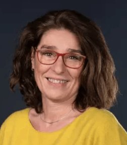 Llicenciada en Psicologia. Màster en Direcció de RH, formació en negociació a Harvard, Màster en Coaching Organitzacional. Formadora i consultora en l'àrea de gestió de persones.